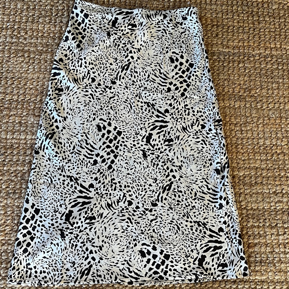 Maxi Slip Skirt  A-Line Black & White Animal Print. Pull on, Elastic Waist
Sz L